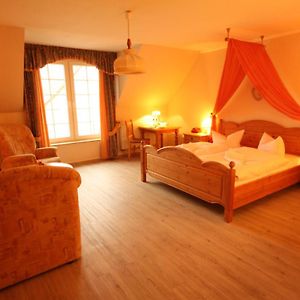 Zimmer mit Kingsize-Bett für Gäste mit Behinderungen